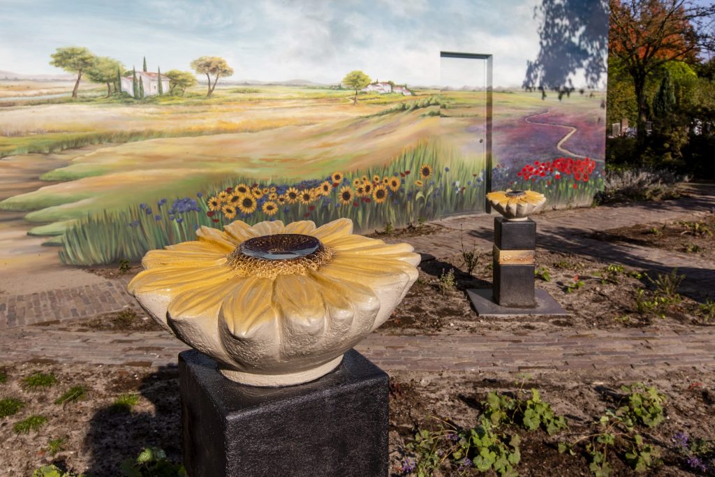 van Gogh-tuin met zonnebloem urnen